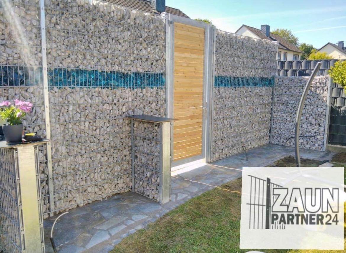 Individueller Gabionenzaun mit Holz-Gartentor