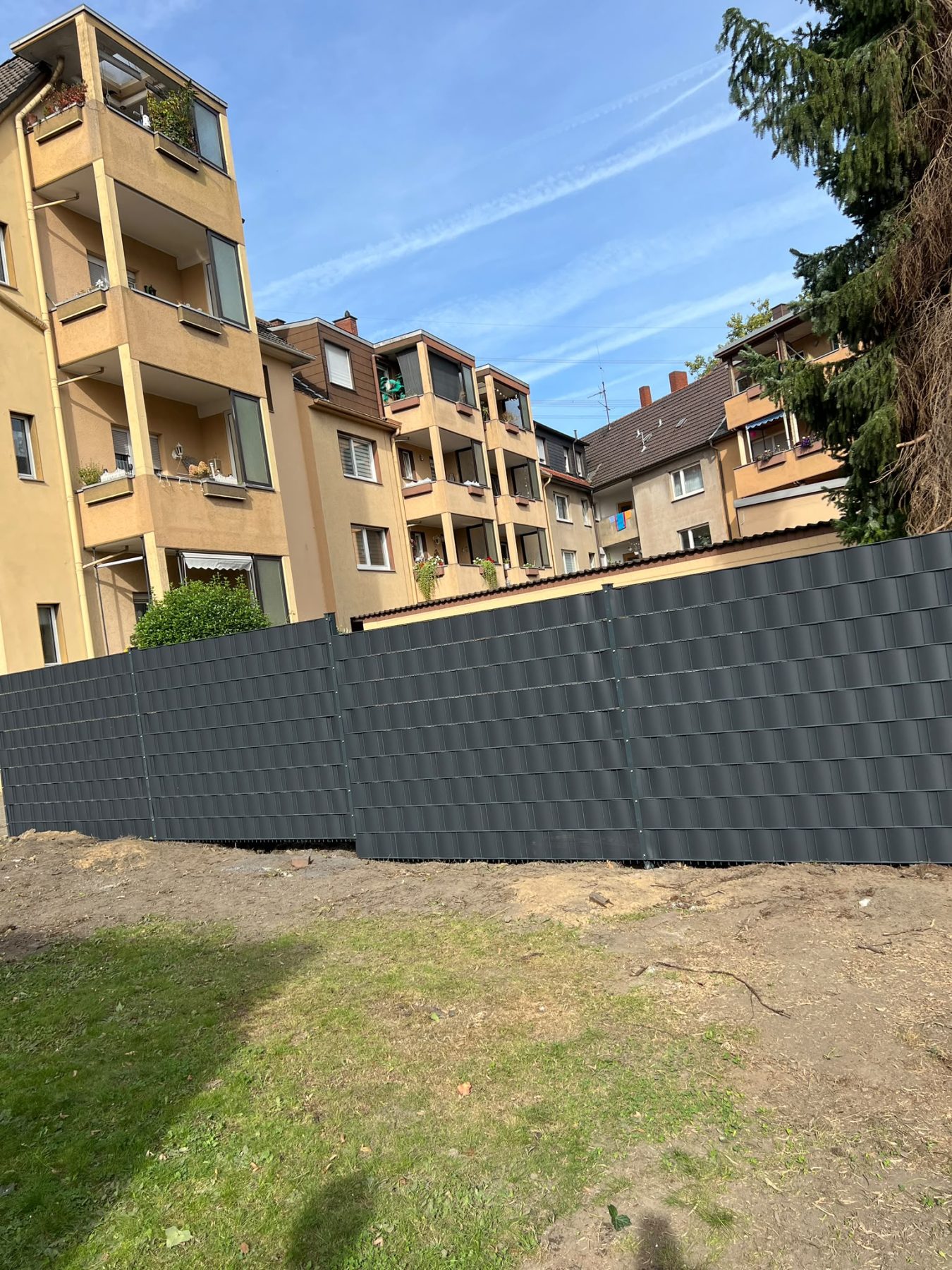 Blickdichter Doppelstabmattenzaun schützt Garten und Wohnanlage