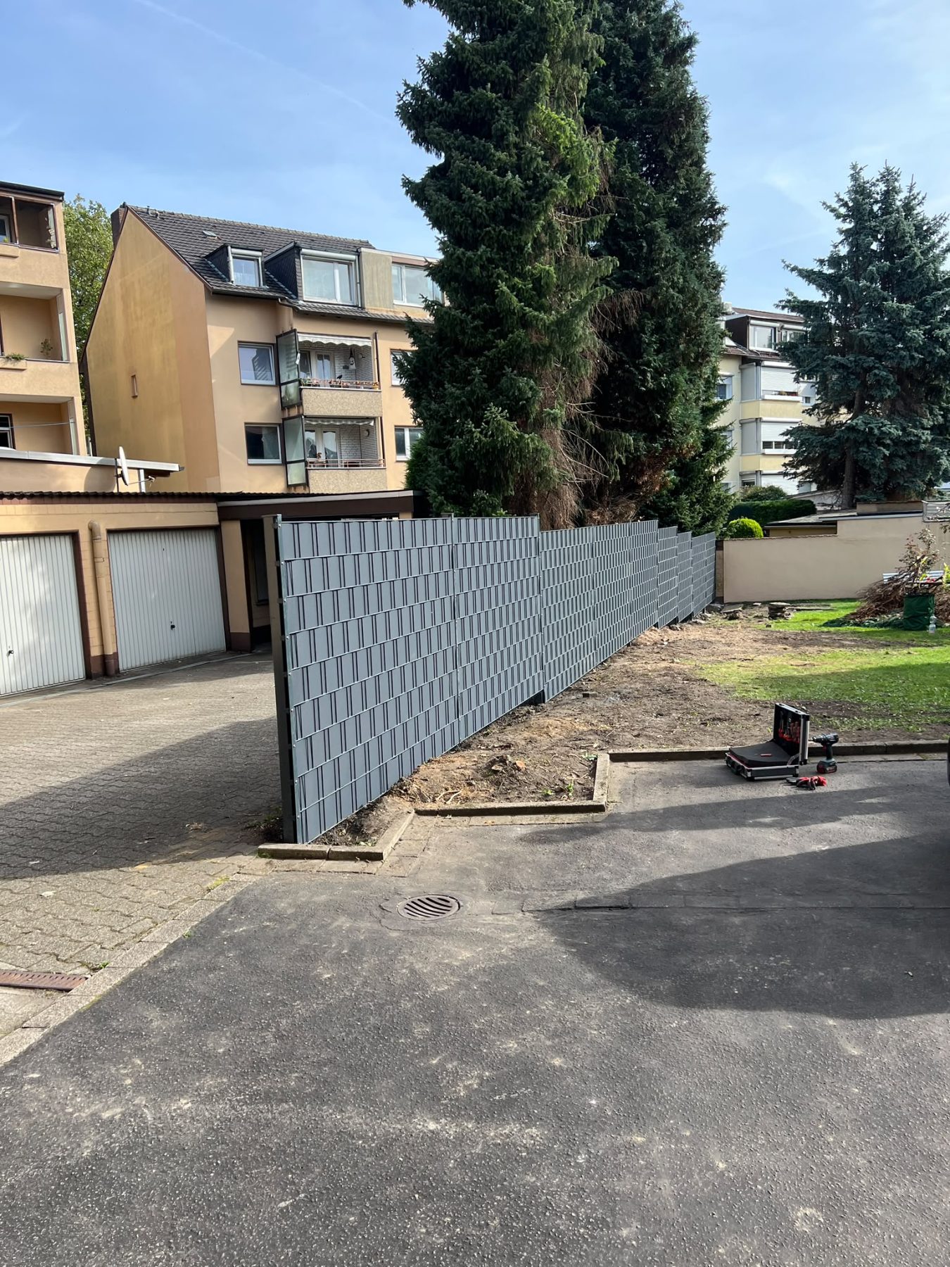 Blickdichter Doppelstabmattenzaun schützt Garten und Wohnanlage