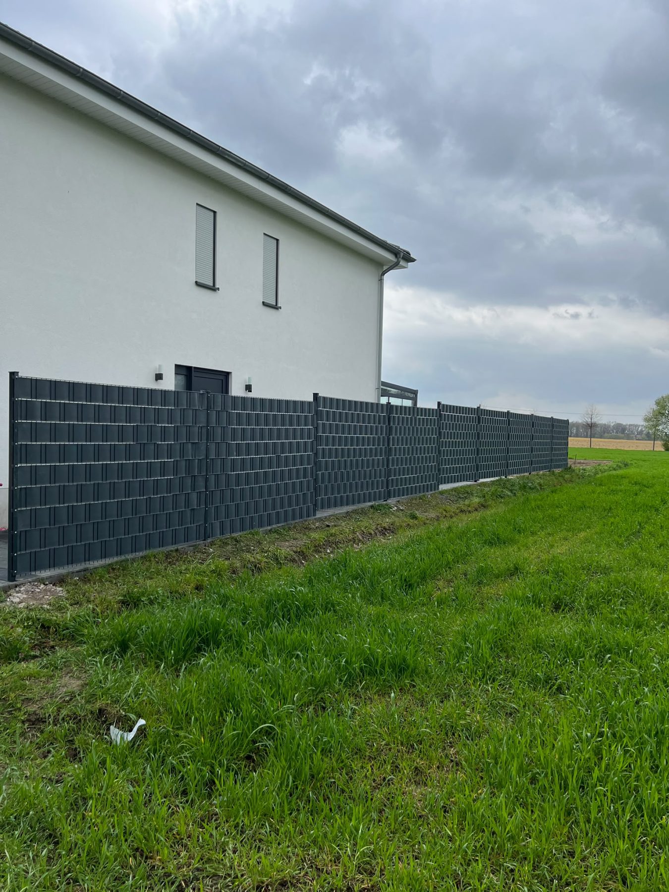 Doppelstabmattenzaun mit Sichtschutz am Einfamilienhaus montiert